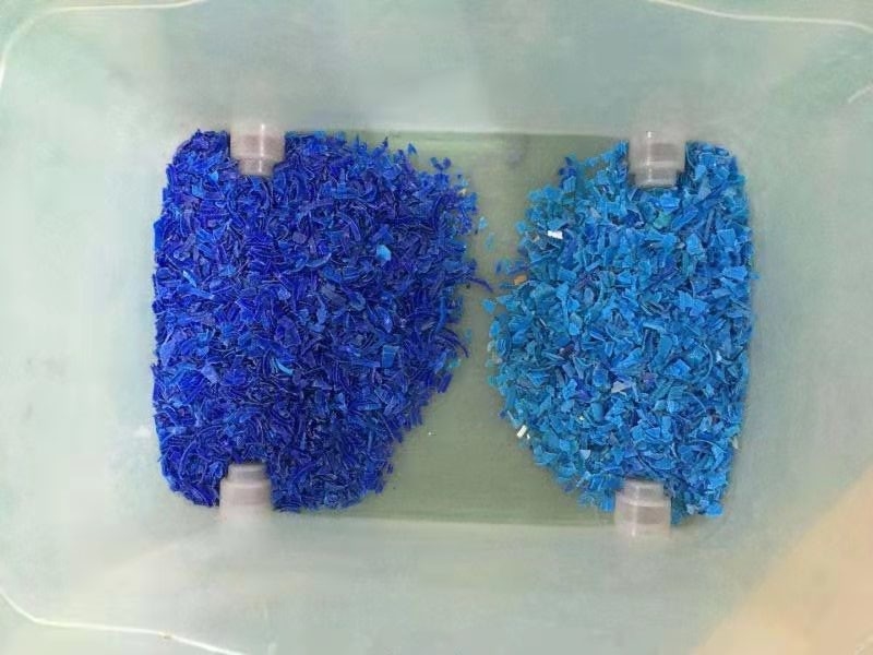 Color plástico que clasifica el ANIMAL DOMÉSTICO de la lavadora que bebe el reciclaje plástico